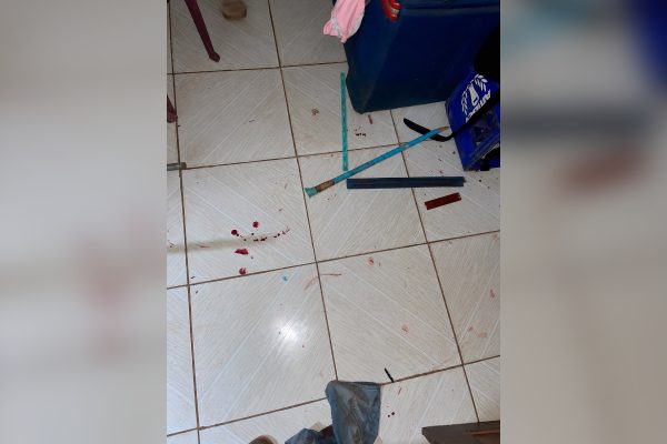 Pais em Confresa (MT) quebram rodo na cabeça de bebê durante briga por piercing