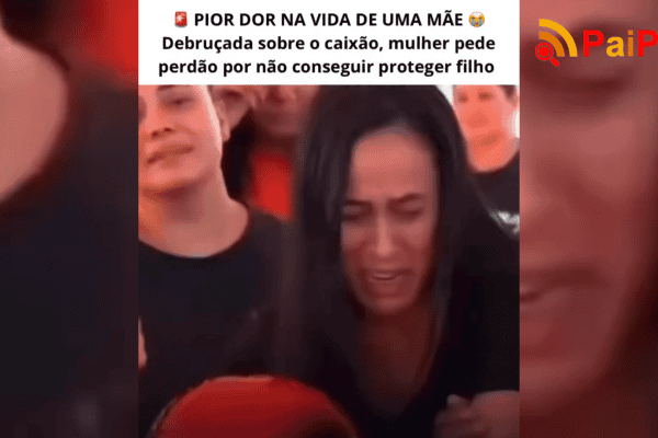 Debruçada sobre o caixão, mulher pede perdão por não conseguir proteger filho