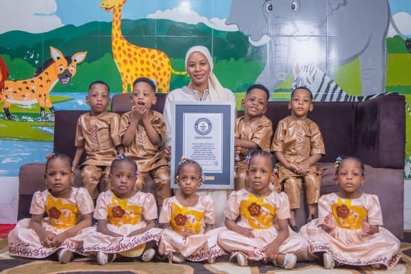 Mulher dá à luz 9 bebês de uma vez e entra para o Guinness