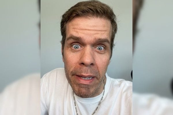 Perez Hilton transmite automutilação ao vivo e preocupa fãs