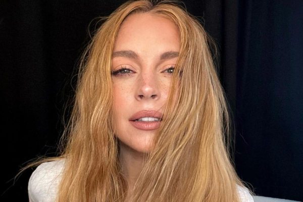 Lindsay Lohan atribui aparência jovem a suco diário e nega cirurgias plásticas
