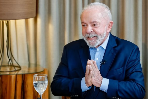 Lula pede votos em convenção do PT-BA, desrespeitando lei eleitoral