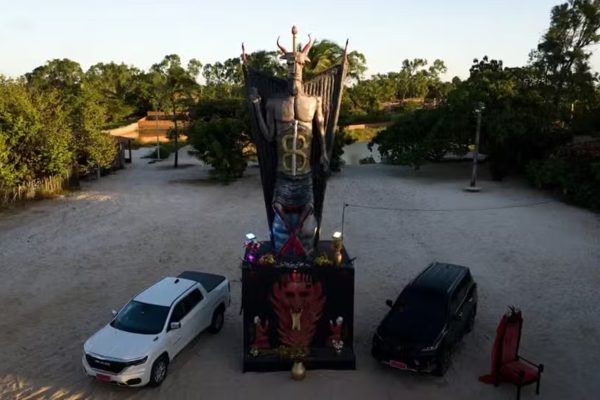 Feiticeira ergue estátua de 11 metros em homenagem ao Diabo no Ceará