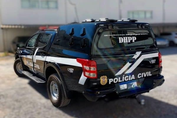 Mulher foragida por homicídio é detida ao buscar ajuda policial em Poconé