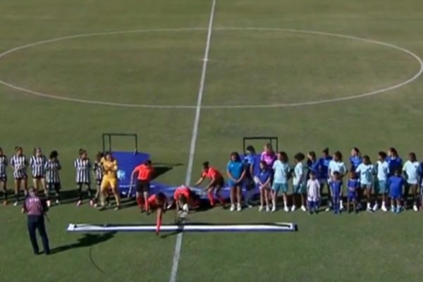 Placa do Brasileirão Feminino cai sobre jogadoras e árbitras durante o hino