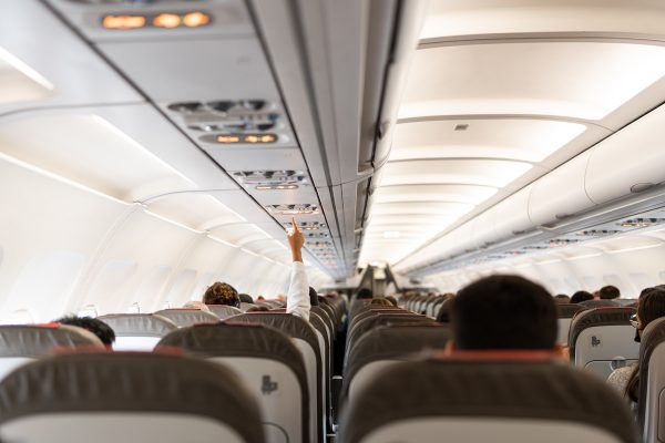 Mulher afirma ter sido retirada de avião por orar em voz alta