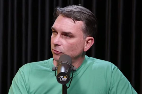 Campanha de Flávio Bolsonaro recorrerá ao TSE após Lula pedir votos na Bahia