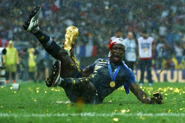 Benjamin Mendy leiloa réplica da taça da Copa do Mundo de 2018
