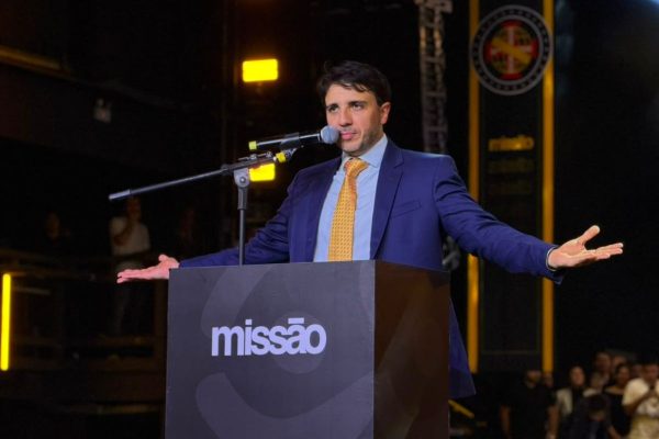 Missão oficializa Renan Santos com críticas a Lula e Flávio em evento