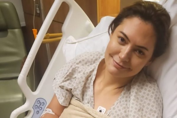 Michelle Bolsonaro posta foto no hospital após exames para enxaquecas