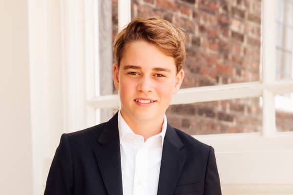 Príncipe George usará celular simples para contato com William e Kate em internato