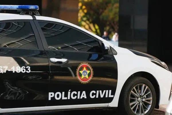 Criminosos armados em carro matam três pessoas no RJ; Polícia investiga