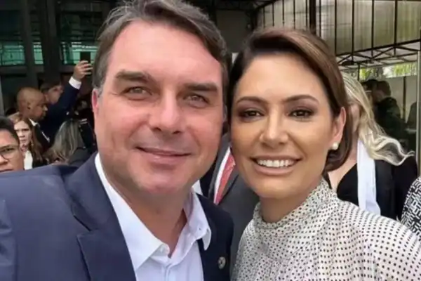 Flávio Bolsonaro apoia Michelle em convenção do PL-DF e deseja sua recuperação