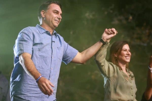Flávio Bolsonaro busca apoio feminino em convenção do PL no DF
