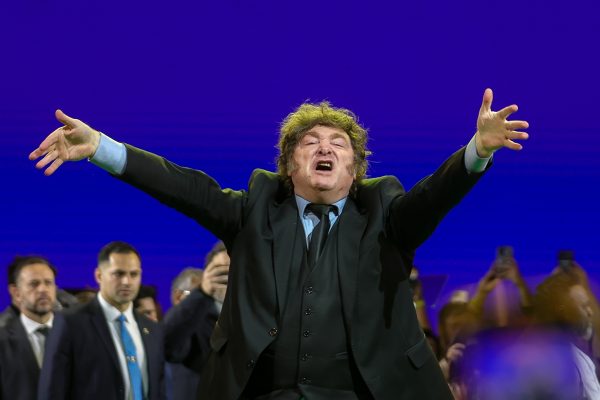 Javier Milei nega agressividade em evento do PL e volta a atacar Lula