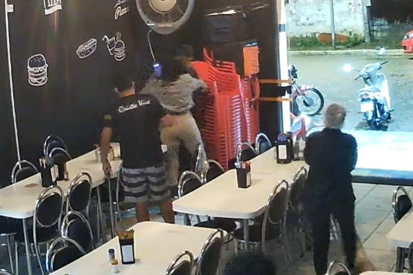Homem agredido e baleado pelo namorado da ex permanece internado; agressor se entrega
