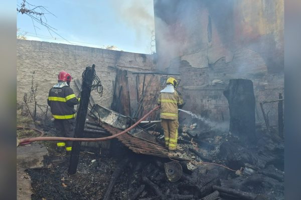 Incêndio em BH causado por queima de lixo danifica duas casas