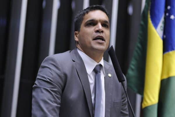 PL do Amazonas busca Cabo Daciolo para vice-governador com Maria do Carmo Seffair
