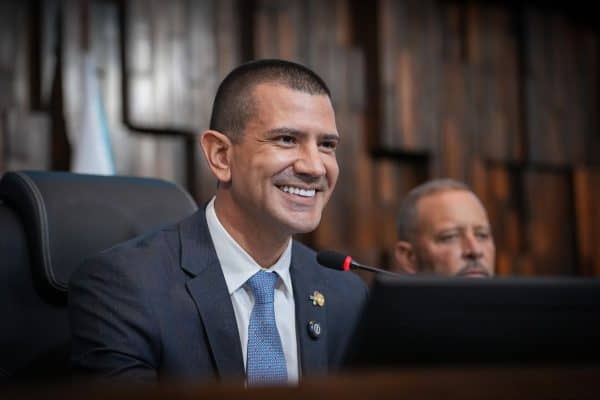 União Brasil e PP rompem com Douglas Ruas e PL no Rio, enfraquecendo Flávio Bolsonaro
