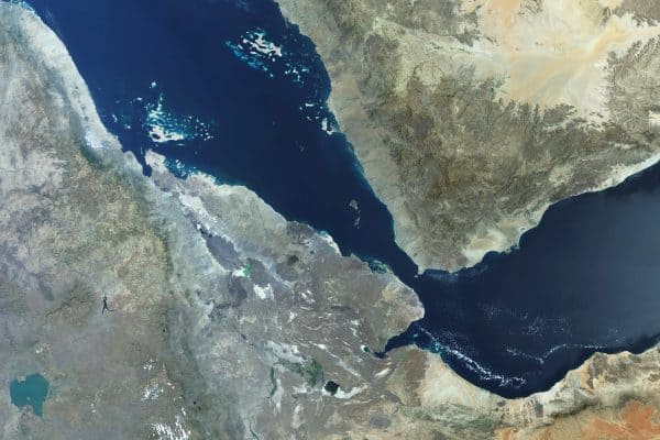 Ataque no Mar Vermelho: Navio Indiano Afunda na Costa do Iêmen
