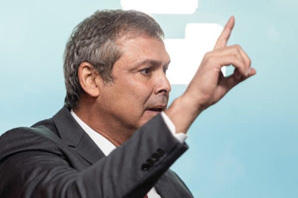 Lindbergh critica governo dos EUA e menciona Flávio e Eduardo Bolsonaro