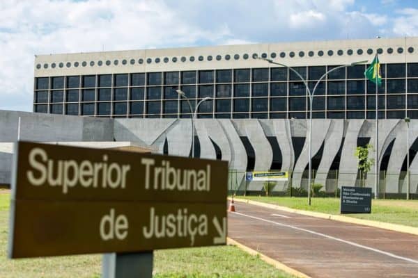 Lula sanciona lei que impõe filtro de relevância para recursos no STJ