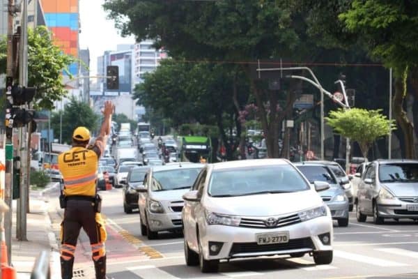 Prefeitura de SP mantém suspensão do rodízio de veículos devido à greve