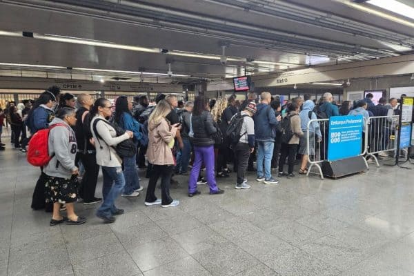 Greve da CPTM em SP causa superlotação e atrasos de 4 horas