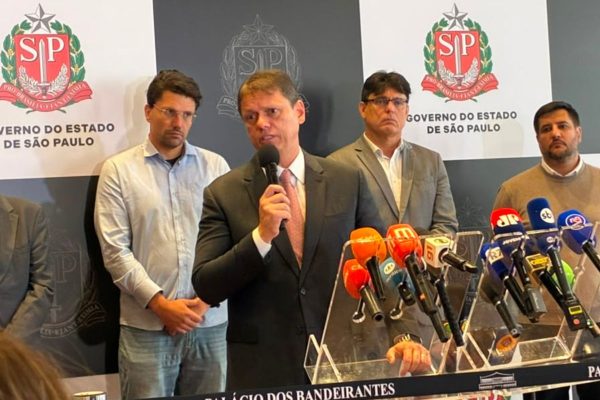 Tarcísio critica greve na CPTM e cita Alckmin em coletiva
