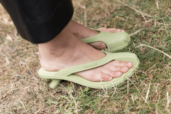 Havaianas apresenta saltos com dedão coberto em nova versão do clássico