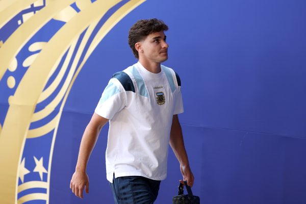 Deco viaja a Madri para negociar contratação de Julián Álvarez pelo Barcelona