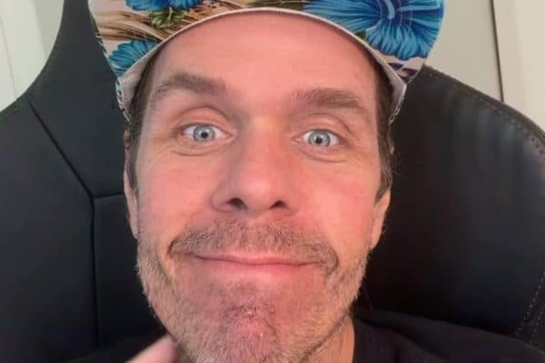 Perez Hilton se comunica após automutilação e internação hospitalar