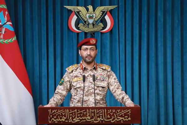 Houthis atacam aliança saudita no Iêmen, causando centenas de vítimas
