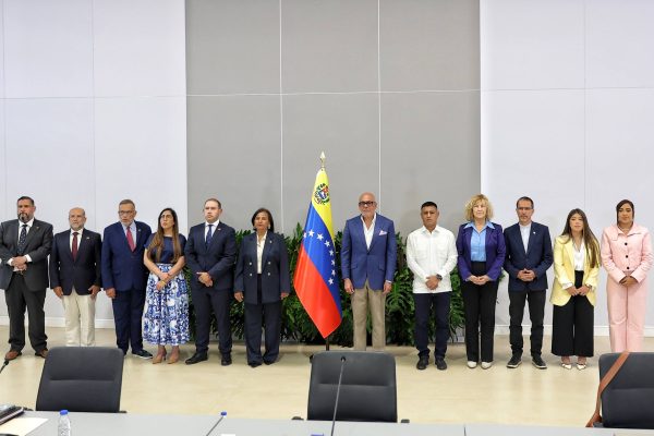 Governo Trump inicia diálogos em Caracas para transição na Venezuela