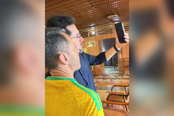 Cleitinho Azevedo se diz “soldado ferido” e mantém candidatura em Minas