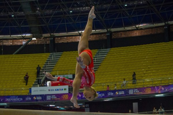 Flávia Saraiva lidera em três aparelhos após 1ª bateria do Campeonato Brasileiro de Ginástica