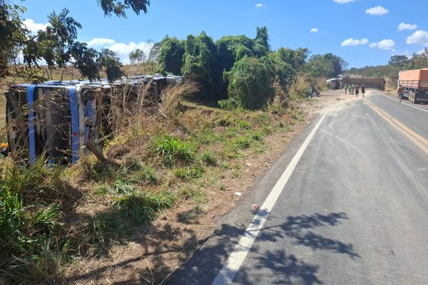 Bebê está entre os 5 mortos em colisão entre ônibus, carro e carreta na GO-010
