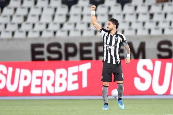 Botafogo estende contrato de Alex Telles até 2028