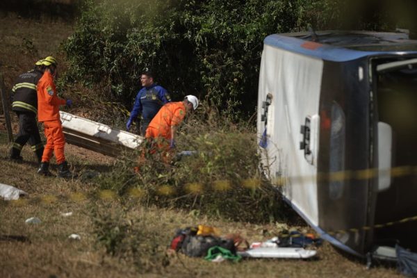 Hospitais do DF recebem feridos de acidente fatal que matou 5 em Luziânia
