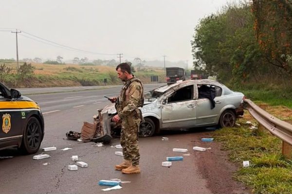 Motorista capota ao tentar fugir da PRF e carga contrabandeada é apreendida em Toledo
