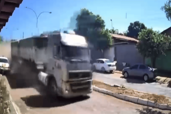 Caminhão desgovernado invade igreja em Goiás e causa duas mortes