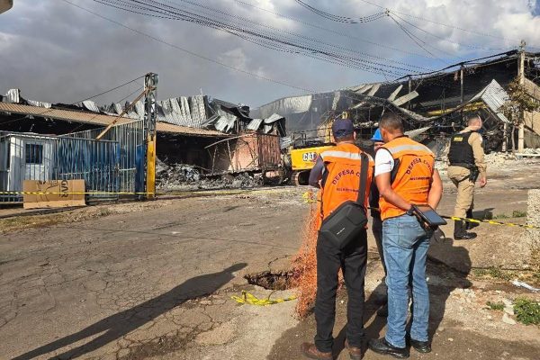 Defesa Civil retira moradores após incêndio em fábrica de BH; imóveis isolados por risco