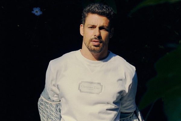 Cauã Reymond coloca repórter em situação embaraçosa durante transmissão ao vivo