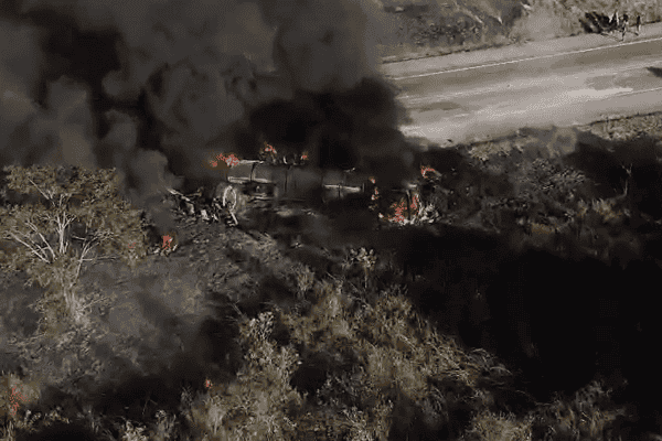 Carreta com aguarrás pega fogo após colisão na BR-116 em Teófilo Otoni