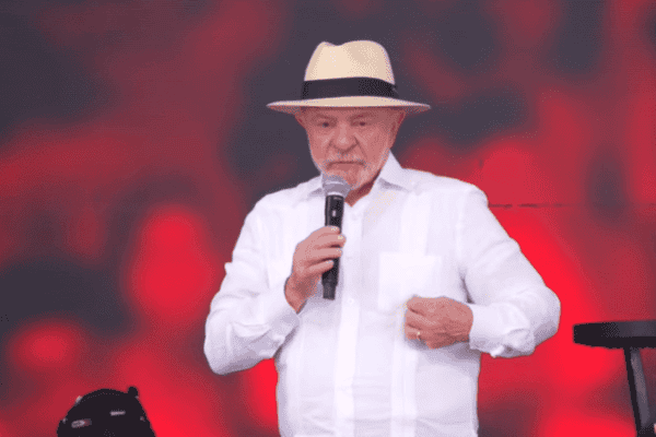 Lula critica burocracia bancária em evento do MTST em São Paulo