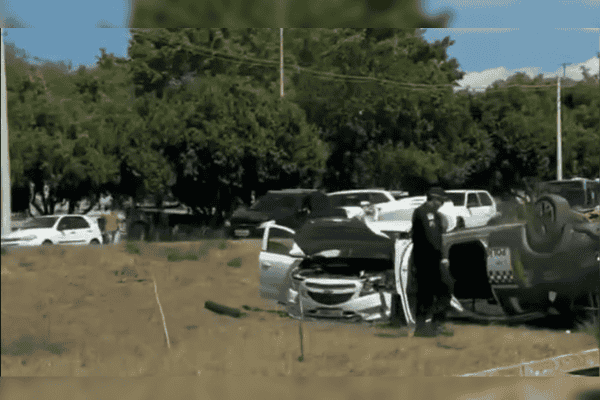 Viatura da PMDF capota após colisão na EPNB; policiais têm ferimentos leves