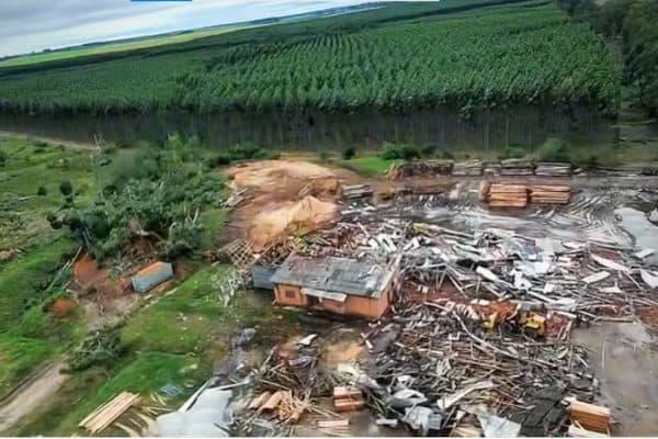 Ventos de 100 km/h destelham mais de 300 casas em Minas Leão, RS