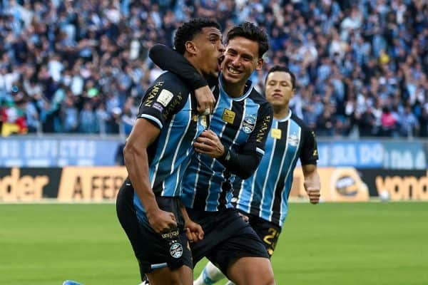 Grêmio supera São Paulo de virada e se distancia do rebaixamento