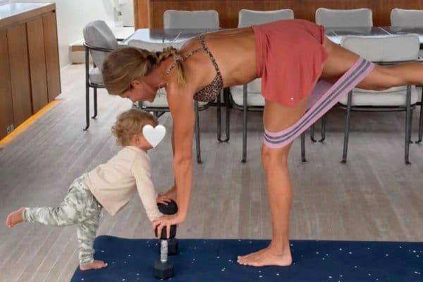 Gisele Bündchen compartilha foto rara com o filho caçula nas redes sociais