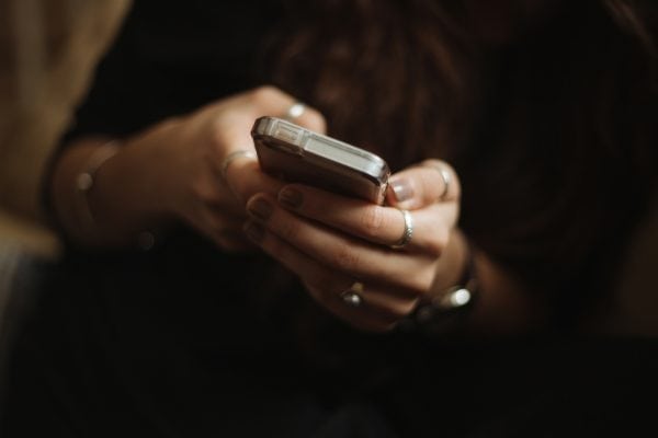 Empresária de Valparaíso (GO) é alvo de ameaças e fotos íntimas no WhatsApp